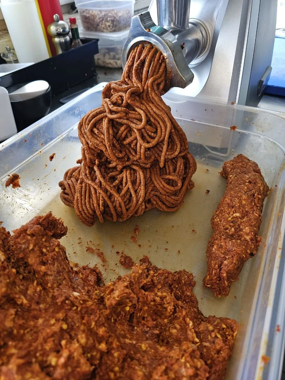 Le hachoir extrude la préparation de 'nduja