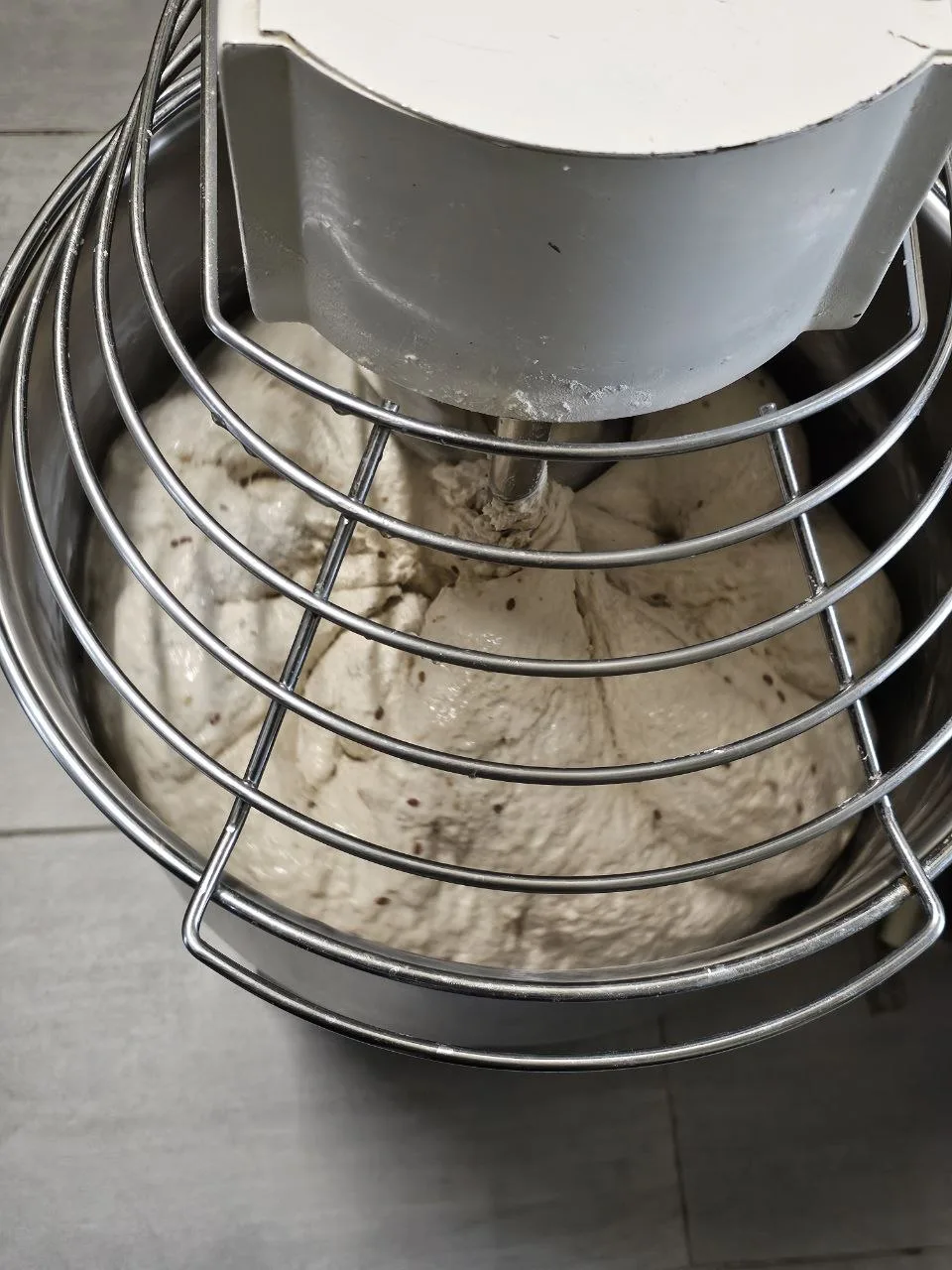 Le pétrin spirale avec la pâte à pain