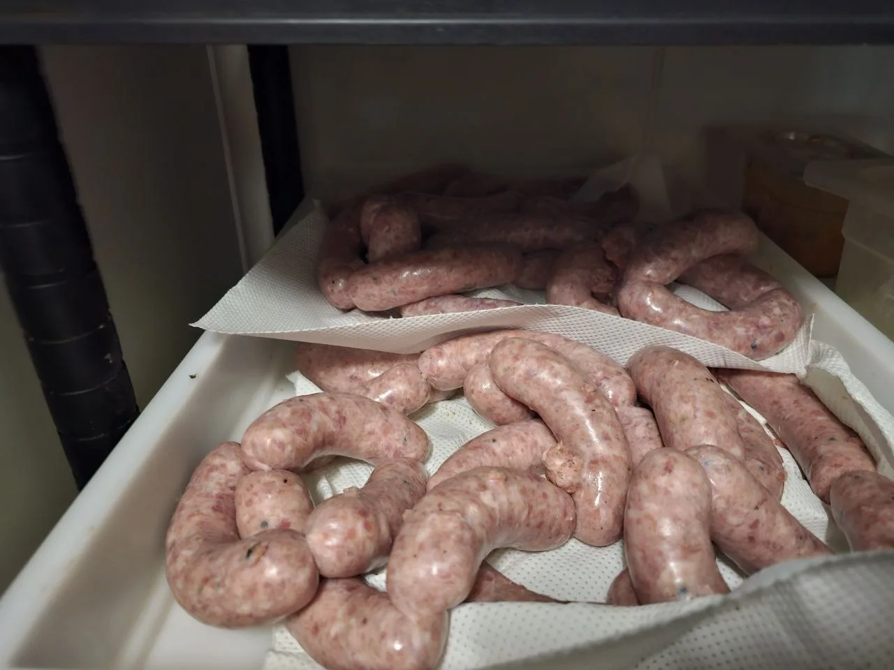 Saucisses fraîches artisanales sur plateau